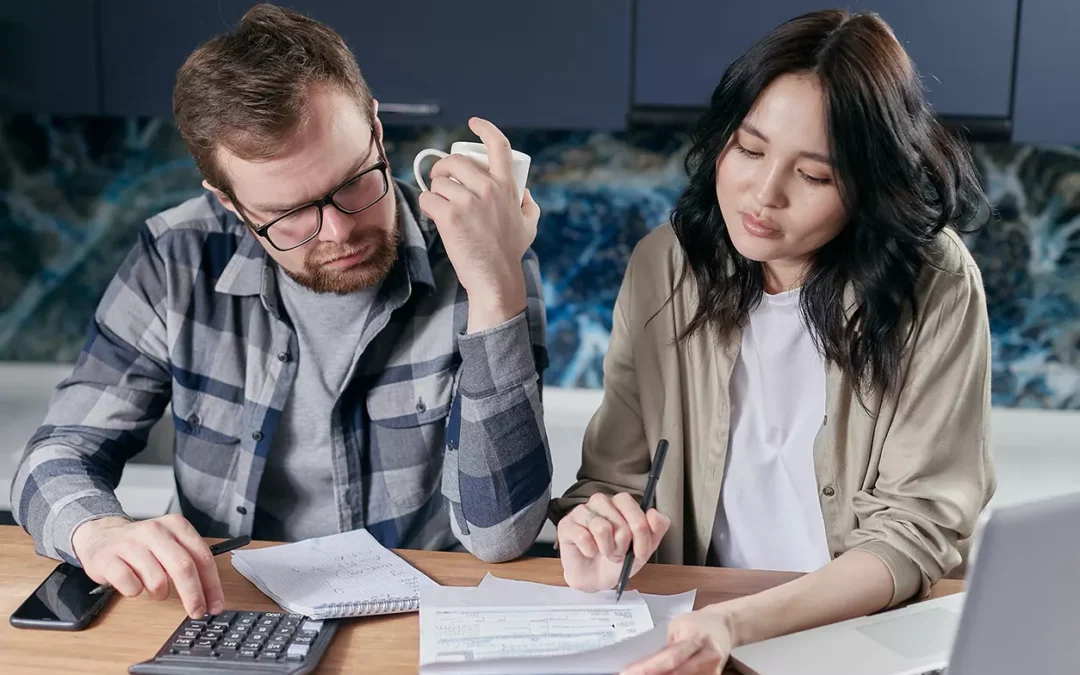Comprender las ventajas y las desventajas de la liquidación de deudas